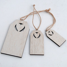 Etichette in legno con cuore intagliato