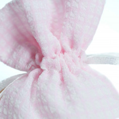 Sacchettini in Tessuto Crêpe a Quadretti rosa da vicino