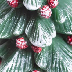 Candela Albero di Natale Verde con Bacche da vicino
