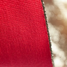 Nastro Bifacciale in Tessuto e Lamè Oro con Bordo Animato rosso da vicino
