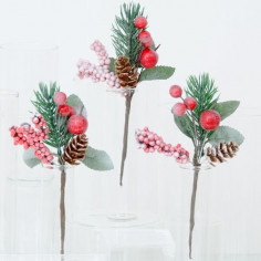 Stelle Natale: bacche rosse pigna aghi di pino innevati